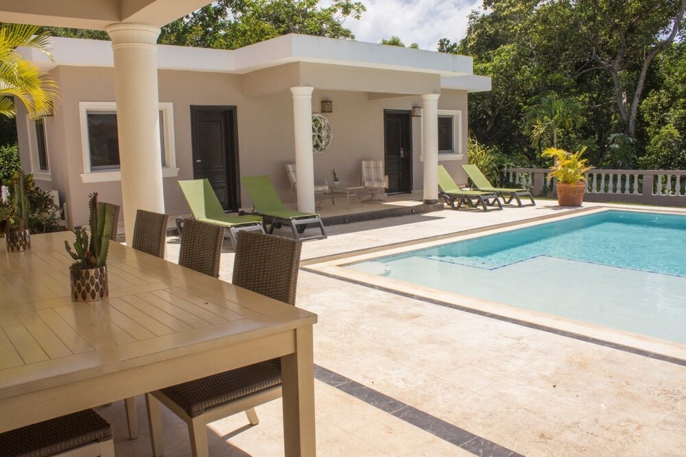 New six bedroom with BBQ and large pool