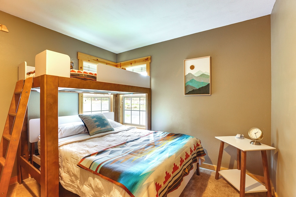 Hike, Fish & Ski: Redmond Escape w/ Hot Tub!