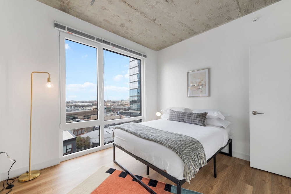 Modern 4BR Free Pkg Near Train Dining