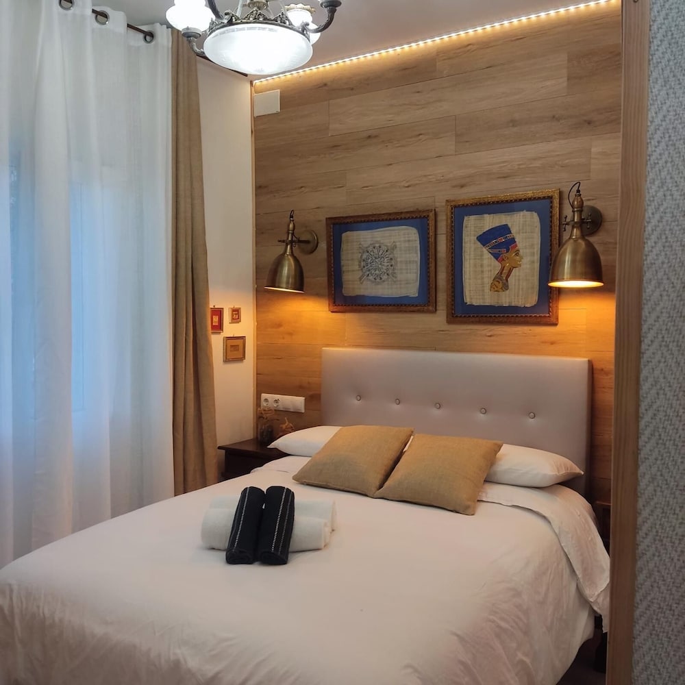 House with 9 private rooms