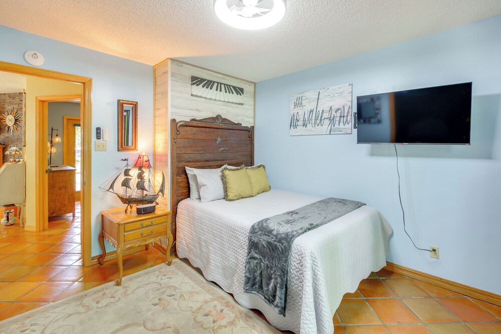 Secluded Lake Hamilton Access: Hot Springs Home