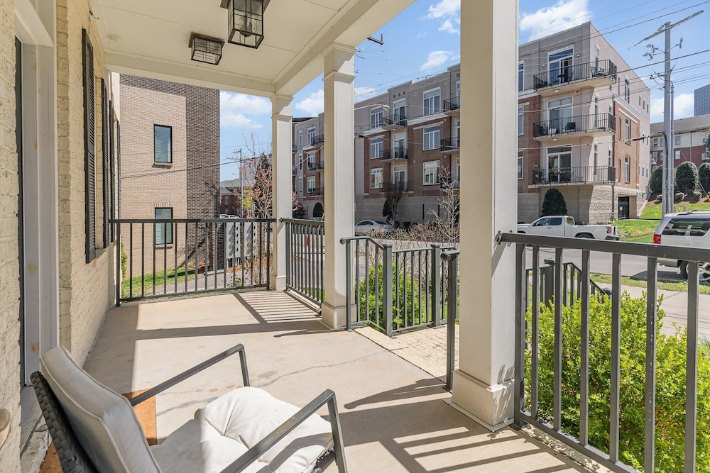 Ivory - Private Porch - Walk to Centennial Park