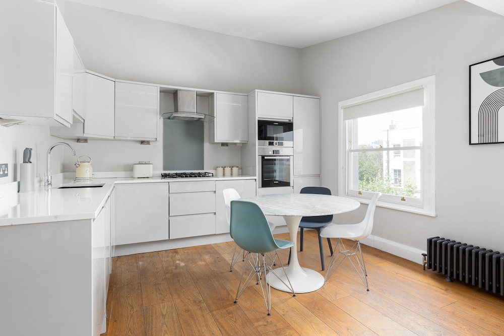 Radiant 2 Bed Flat near Portobello