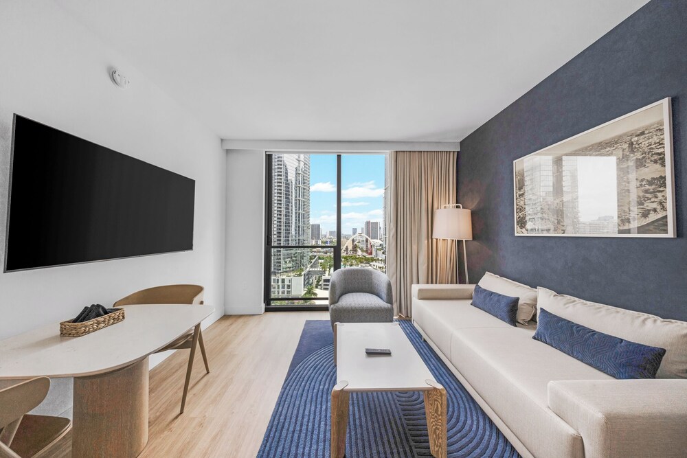 Chic Downtown 1BR with Stunning Views