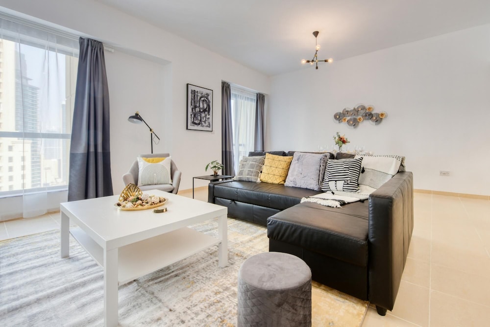 Regal Apt Fit for a King w Sea View