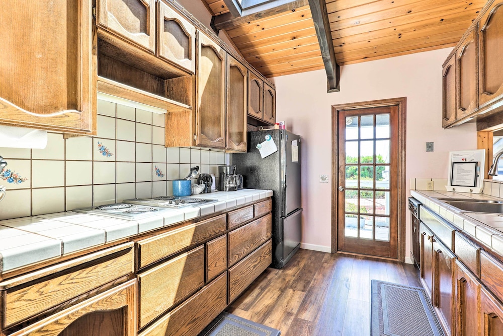 Oceanfront Irish Beach 'sea Haven' Home w/ Hot Tub