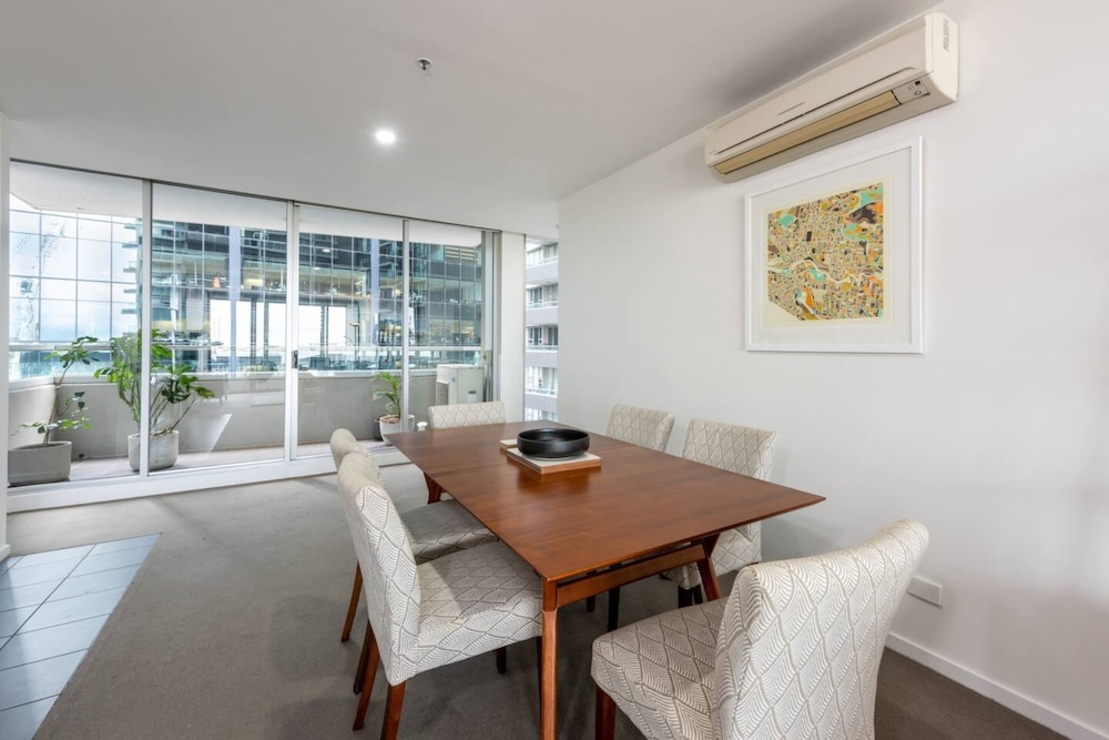 Convenient 2-bedroom Apt in Docklands With Pool