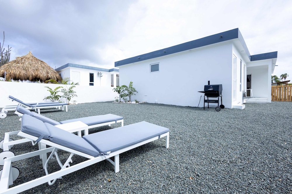 Modern Garden Villa Near Jan Thiel Mambo