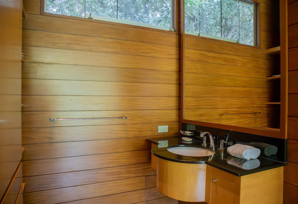 w Elegant 5BR Home w Pool in Cieneguilla