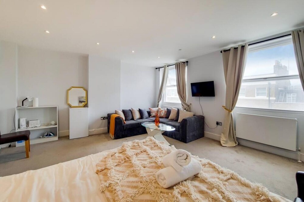Fabulous Deluxe King Studio With Air-conditioning view 3