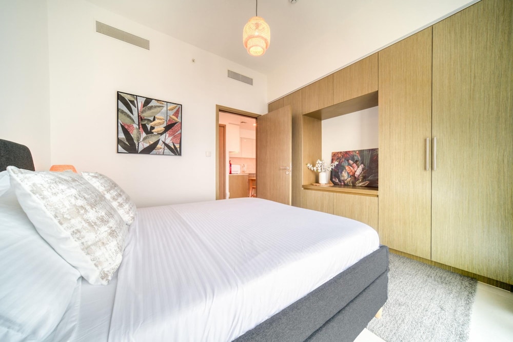 City Lights and Luxury Living Close to Dubai Mall