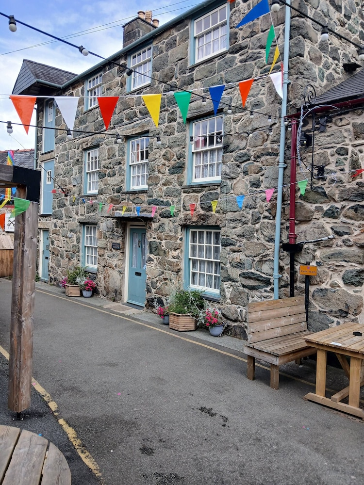 Charming Dolgellau Townhouse With Garden, Perfect for Families
