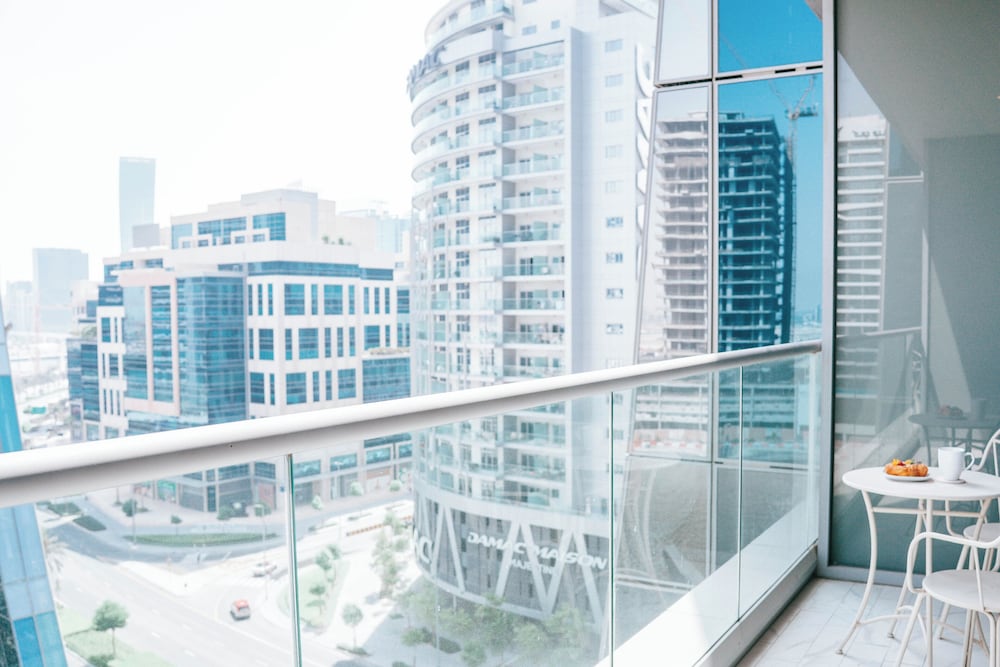 Luxury Studio Rooftop Pool & Gym Access