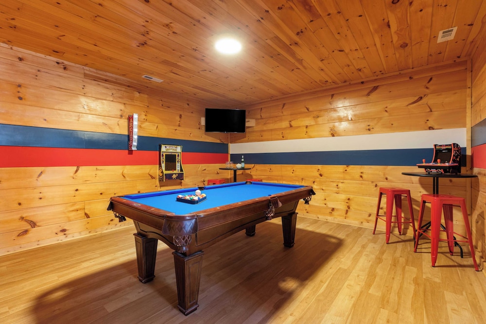 Yesteryear by Avantstay Hot Tub, 360 Deck Views and Game Room Easy Access