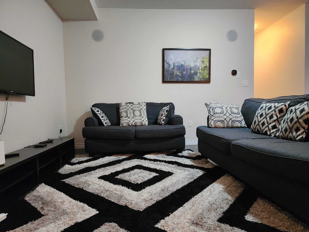 Kitchener Vacations - Beautiful Three Bedroom House - Property Image 13