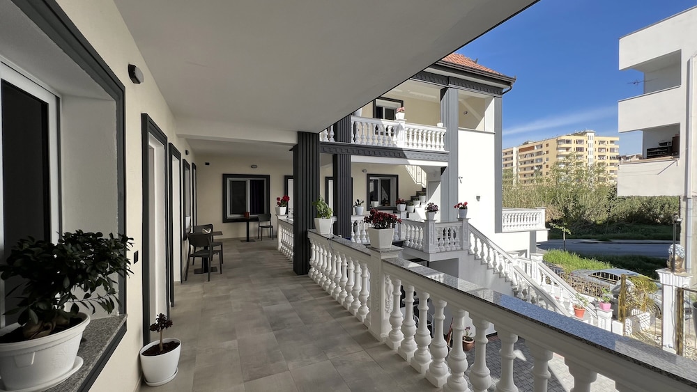 VILA AARON