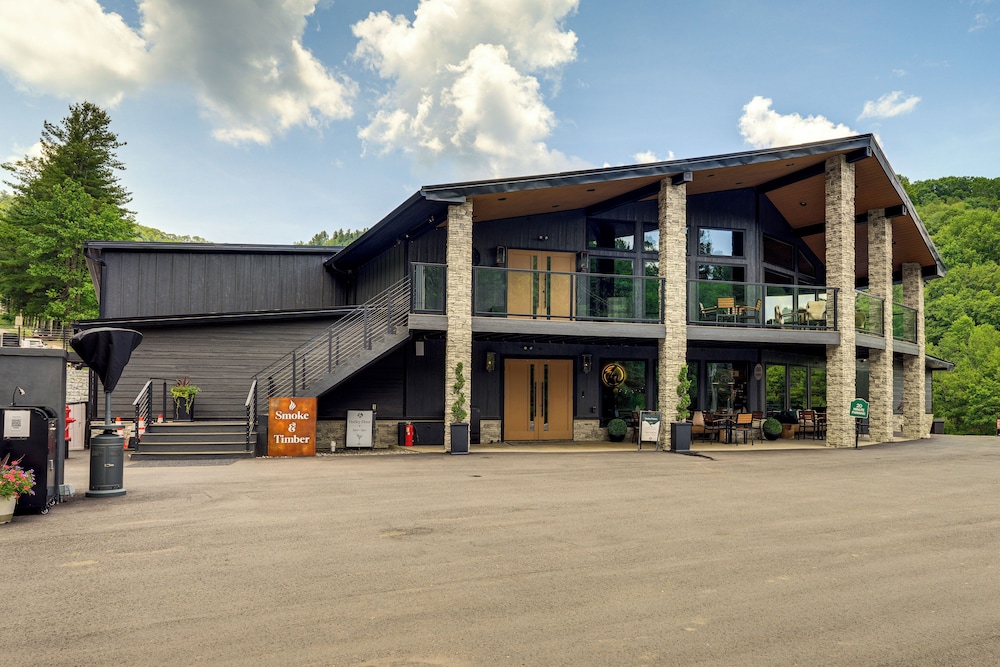 Hot Tub, Game Room & Views: Mars Hill Mtn Retreat!