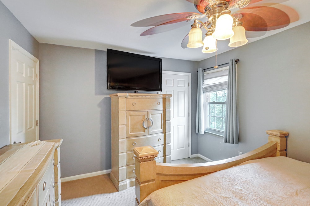 Pool & Tennis Court Access: Home in Warner Robins
