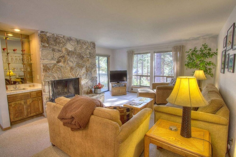 Lake Tahoe Vacations - Ski Lake Lodge 3 Bedroom Home by RedAwning - Property Image 10