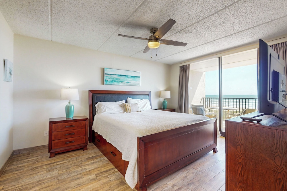 Gulf-view Corner 3BR w/ Balcony & Luxe Amenities