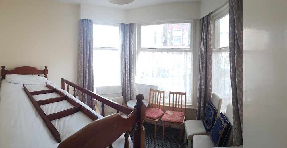 Apsley 1 Flat Sleeps 4 With Near Beach view 5