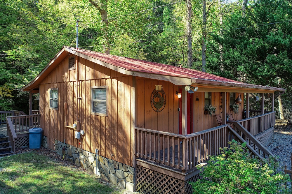 Whispering Creek - 2 Bedrooms, 1 Baths, Sleeps 6 Cabin by RedAwning