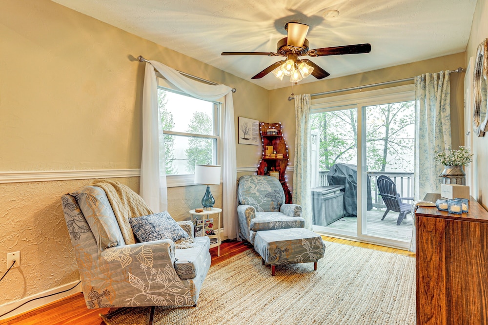Lakefront Cottage 2 Mi to Palladium in Worcester!