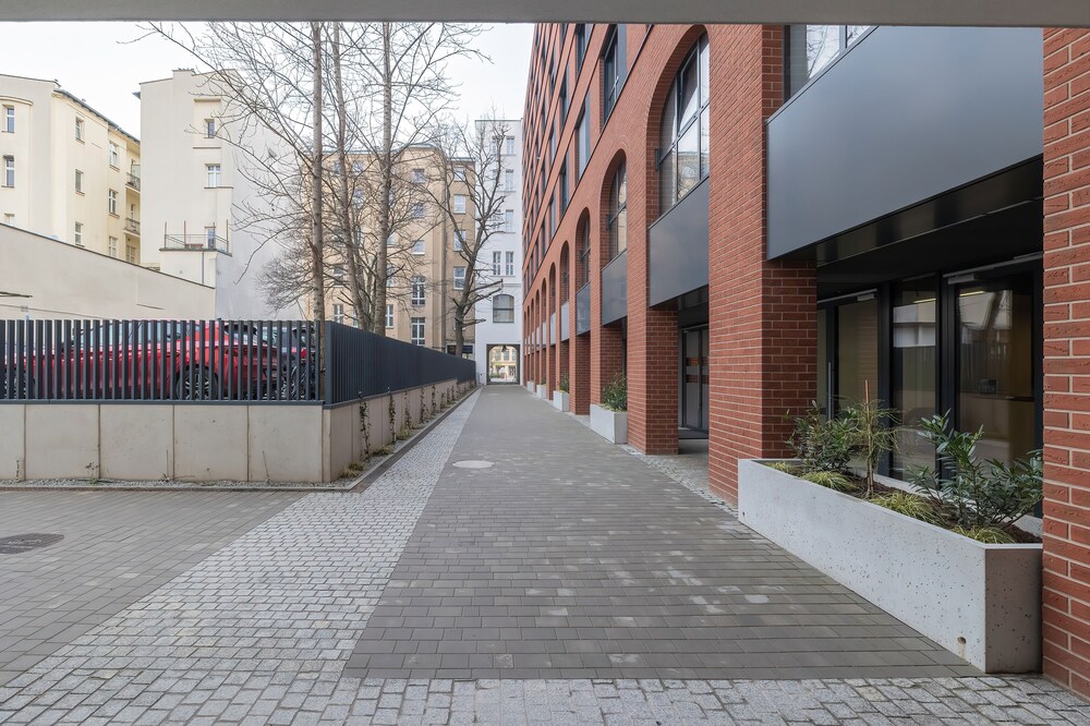 Modern Studio in the Centre by Renters view 5