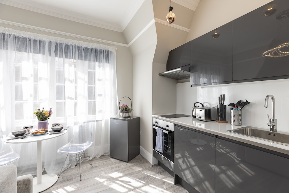Luxurious Air Conditioned Apt High Street Kensington