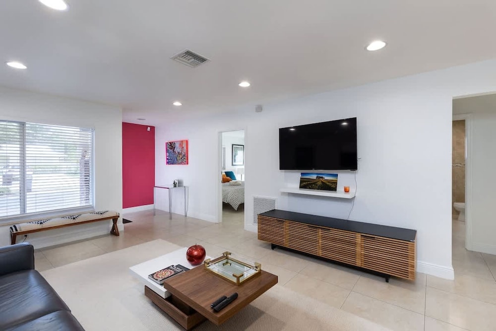 Welcome to Your Fort Lauderdale Retreat 2bed 2bath