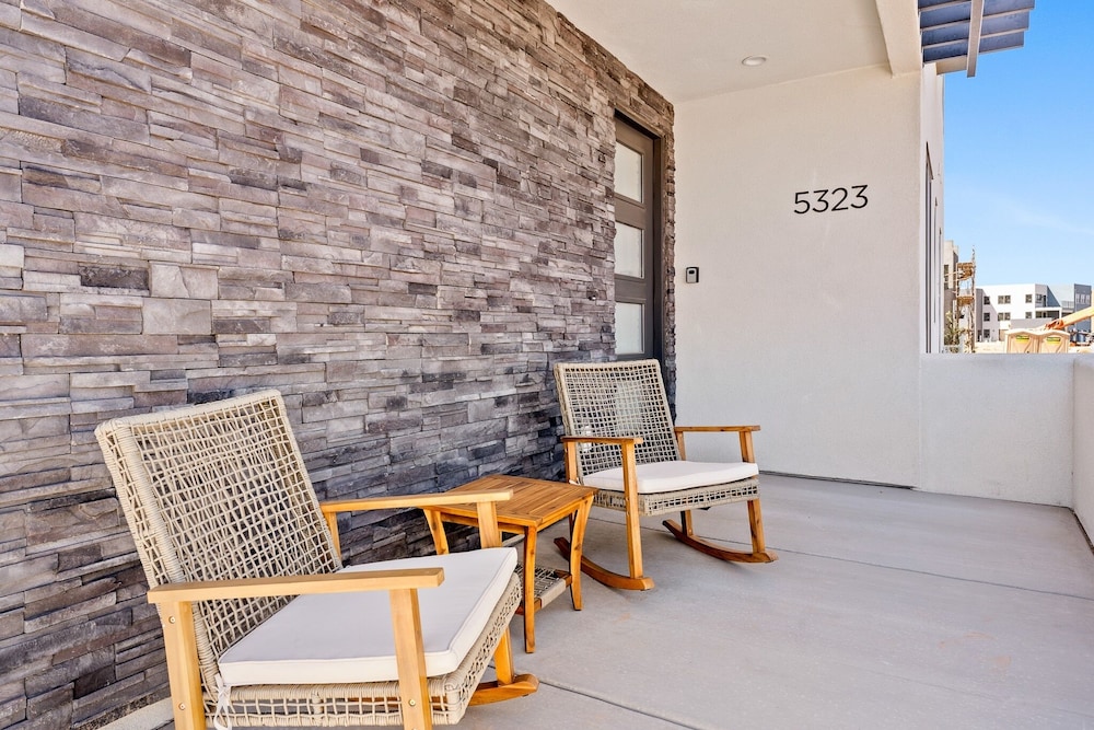 Red Desert Oasis 5 Bedroom Home