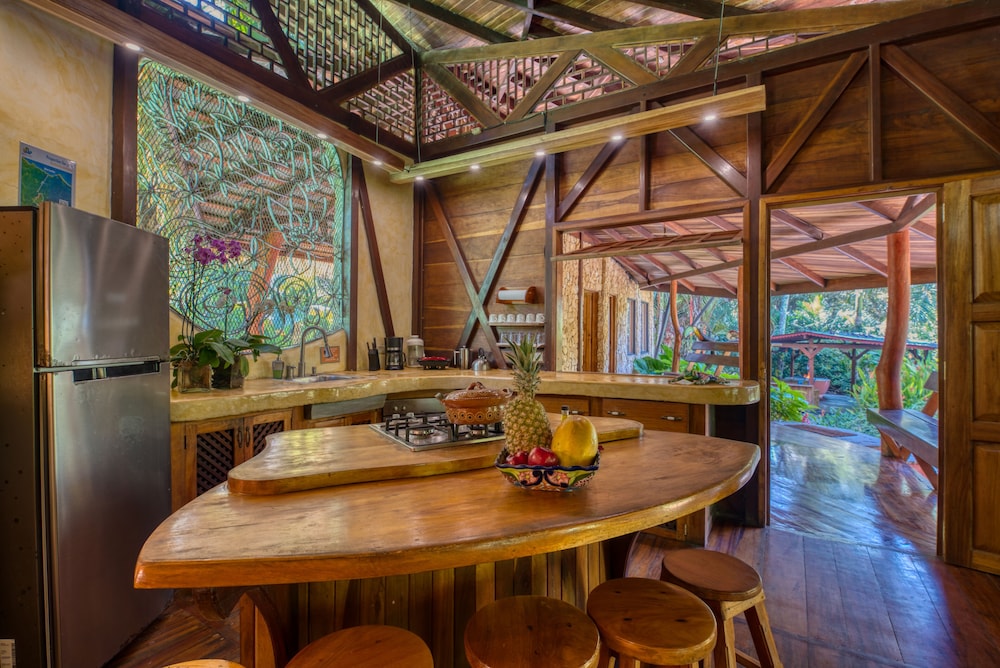 Tree House Beachfront Lodge