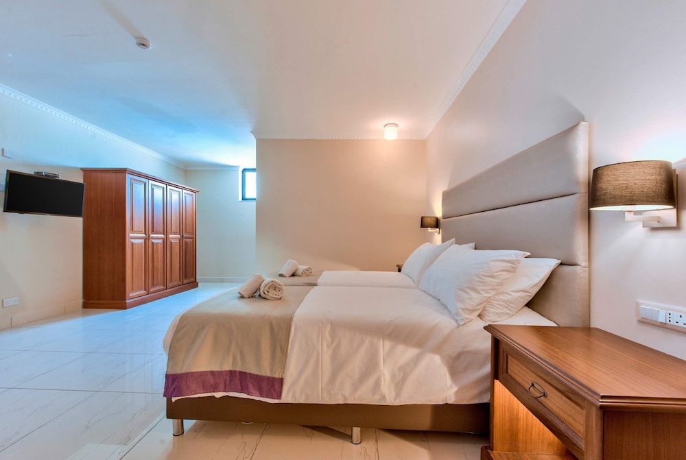 Villa Gardenia - 5 Bedroom Holiday Villa With Pool