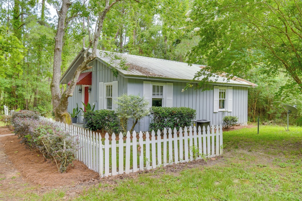 Cozy Fairhope Retreat w/ Patio & Grill!