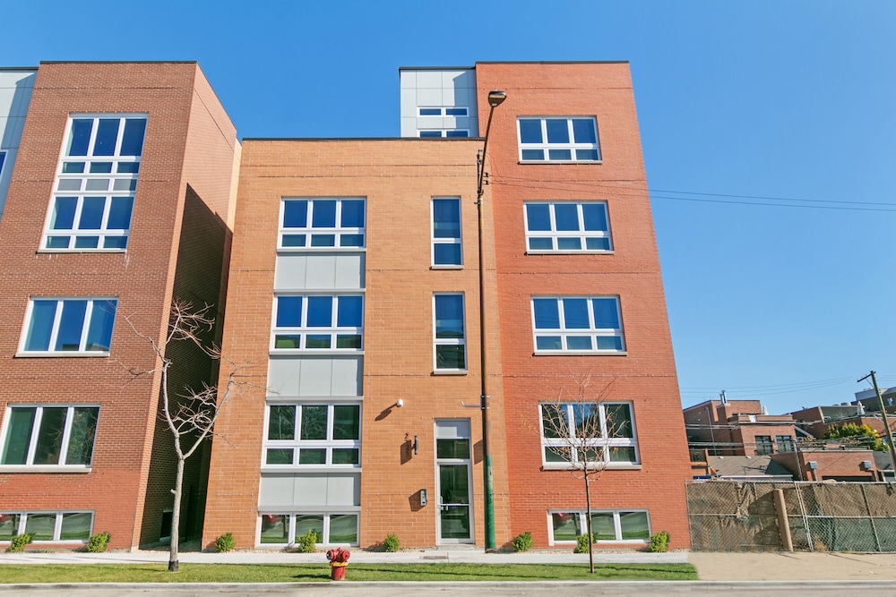 Upscale 3BR Apt with Parking in Ashland - Image 4