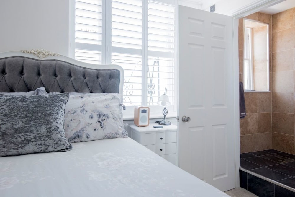Direct Sea Views, Seafront Location & Free Parking view 5