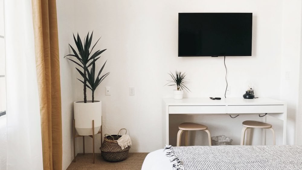 Designer 1 bed 5 min to Old Town Dogs Welcome
