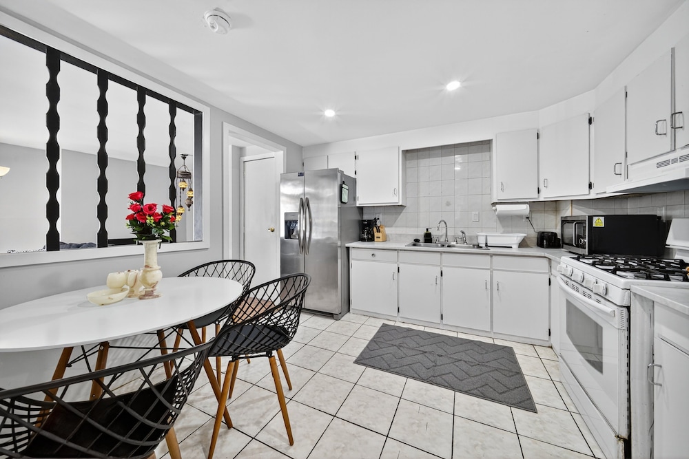 Stylish Downtown Retreat Steps To Nyc 3 Bedroom Duplex