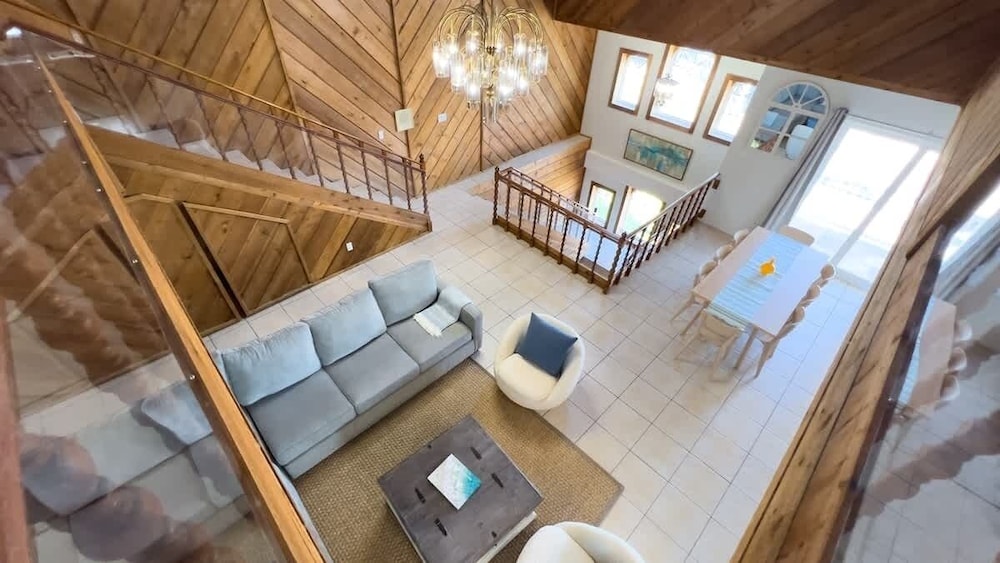 Fun Retro Island Vibe Sleeps 17 Beach 1 Block 4 Bedroom Home