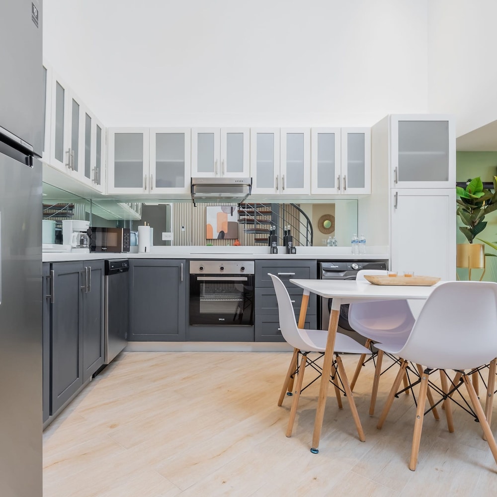 w Elegant 3BR With Modern Terrace in Panama