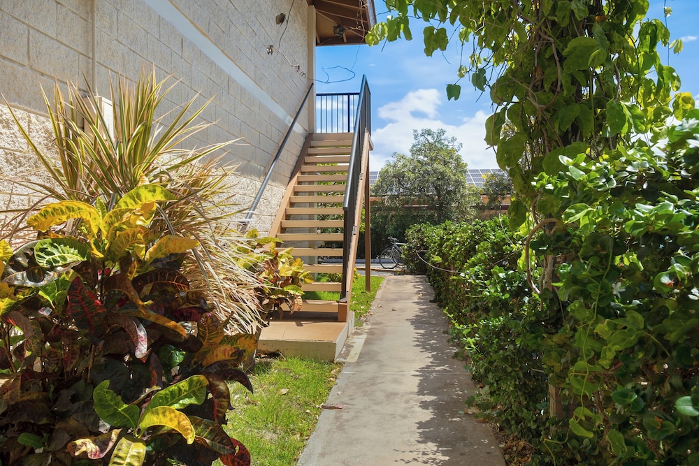 Waiohuli Beach Hale Ocean View Condos with Parking