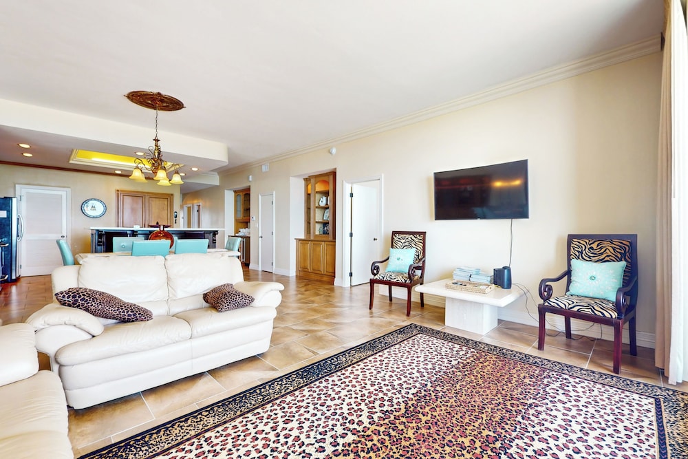 3BR Gulf View Pentouse w/ Pool - Steps to Shore