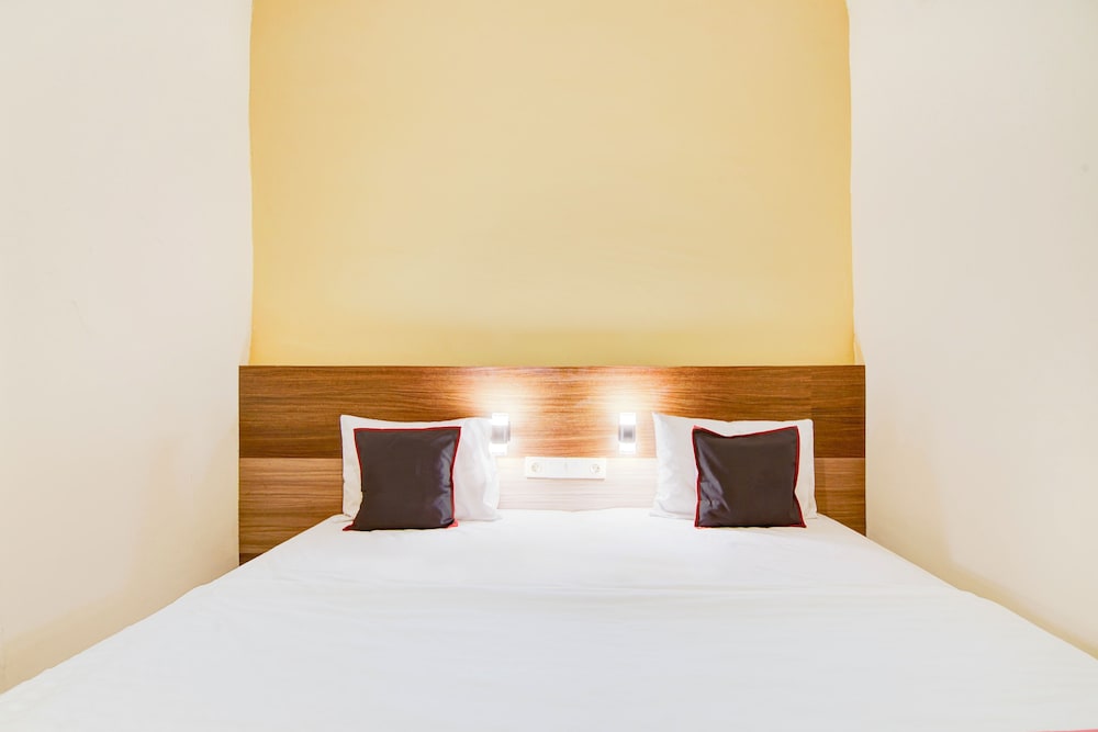 Capital O Pusat Kota Pekanbaru Near Mall Living World Formerly Radja Homestay