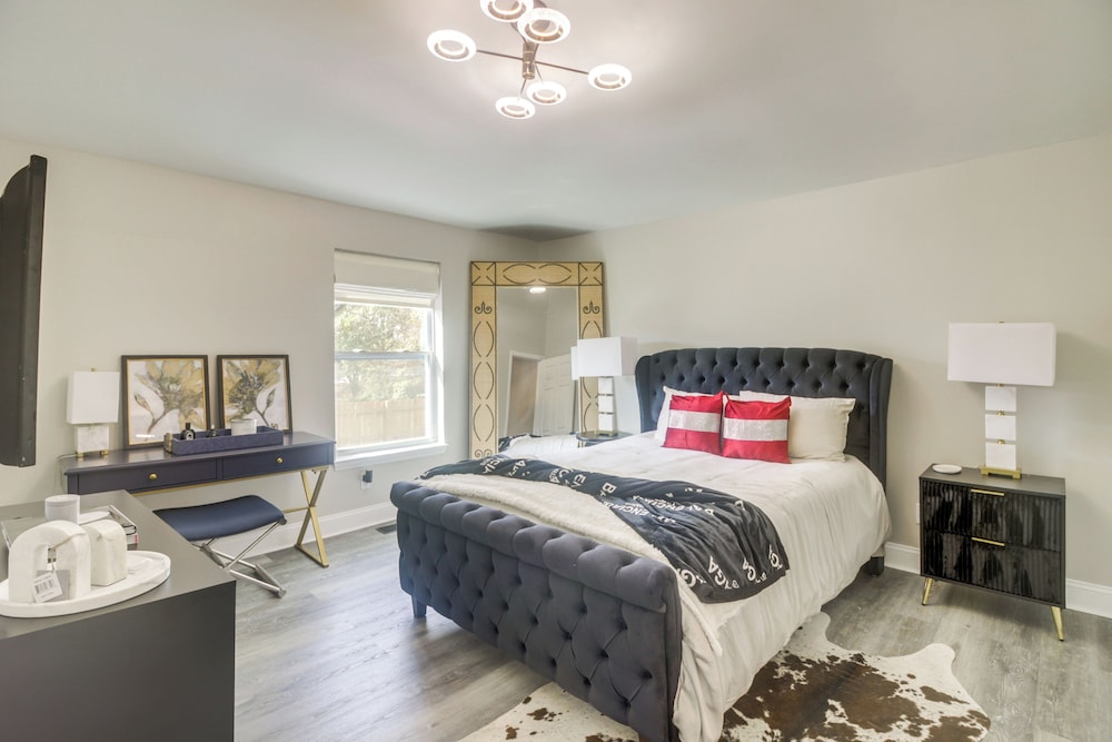 Charlotte Gem w/ Deck & Community Amenities