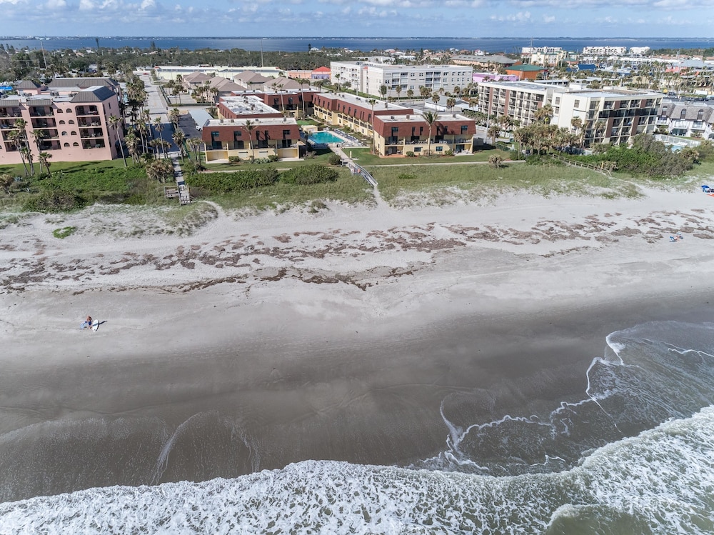 Cocoa Beach Club by Happy Palm Stays