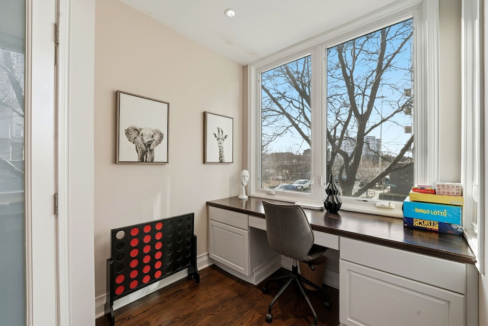 River West Modern 4-bd Home With Patio Balcony