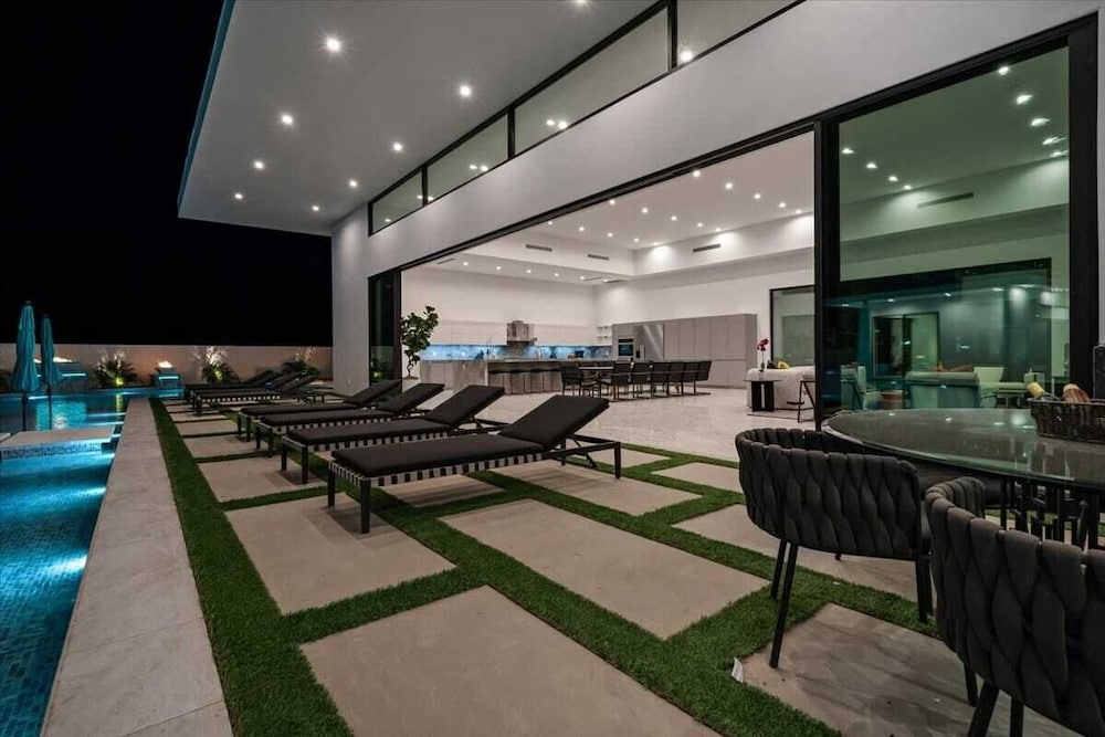Sleeps 23 Luxury Villa w/ Pool, Hot Tub & Pickleball Court Bravo Villa 10