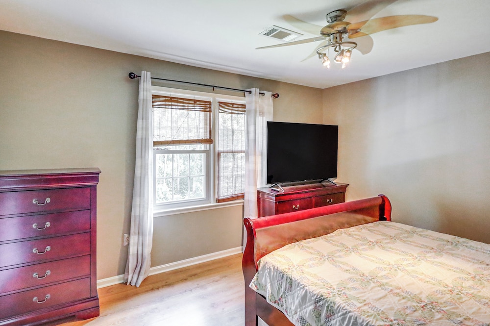 Pool & Tennis Court Access: Home in Warner Robins