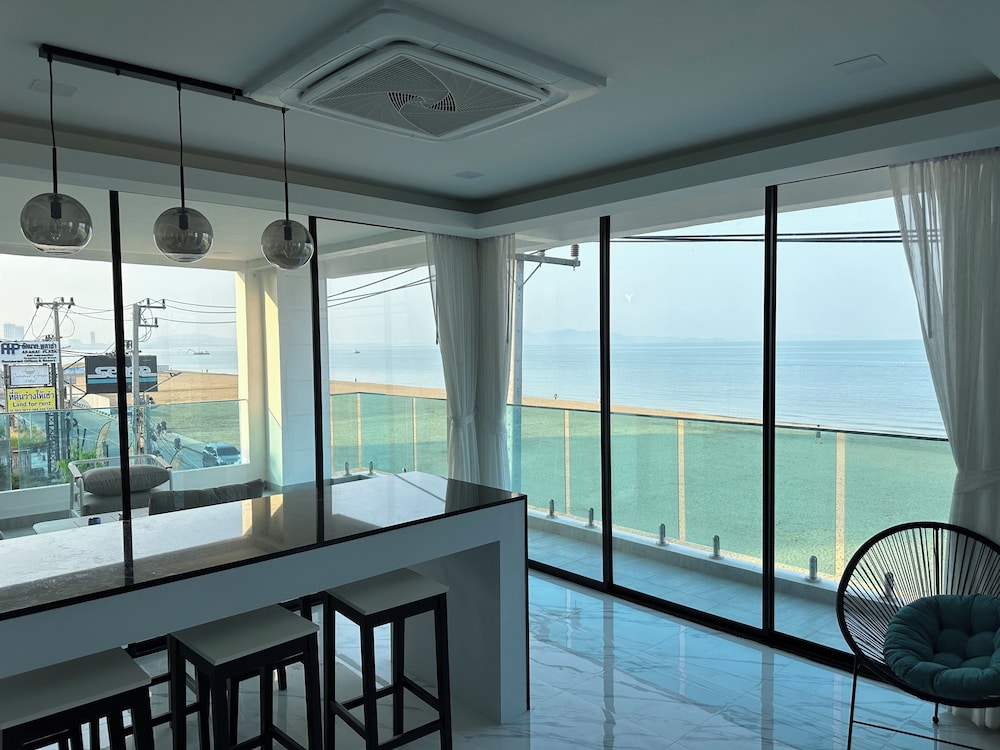 STUNNING BEACHFRONT VIEW LUXURIOUS APT 2 view 2