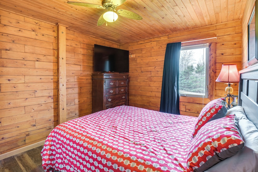 All-season Long Lake Base Camp! Family Cabin